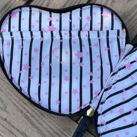 Betsey Johnson Luv Betsey Fushia Heart Wristlet - Picture 11 of 11